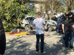 Пассажирка кроссовера погибла в аварии в центре Таганрога