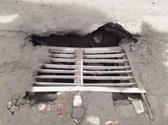 «Чуть не провалился передним колесом»: таганрожцы бьют тревогу из-за опасной ливнёвки на Транспортной