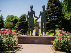 Календарь: Сегодня 46 лет исполняется таганрогскому памятнику, прозванному в народе «Слепые»