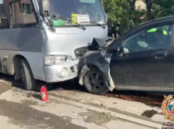 Четверо пострадавших: в Таганроге 75-летний водитель врезался в маршрутку на встречке