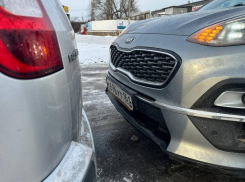 Таганрожец попал в аварию из-за гололёда и спрашивает коммунальщиков о состоянии дорог