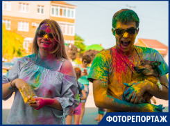 Веселый и озорной фестиваль красок прошел в Таганроге