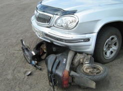 Под Таганрогом «Волга» сбила 17-летнего парня на скутере