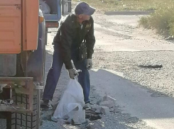 Некий «охранник» завалил ямы строительным мусором на одной из улиц Таганрога