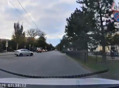 «Машину купила, ездить не купила», - непродуманный маневр чуть не спровоцировал ДТП в Таганроге