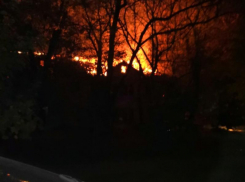 За сутки в Таганроге сгорели бесхозный дом, сарай и Мицубиси