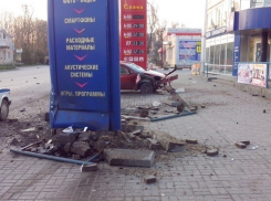 В Таганроге на улице Александровской «Форд» влетел в рекламный щит