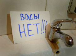Одним жителям  отключили воду, другим - перекрыли дорогу на Первомай в Таганроге