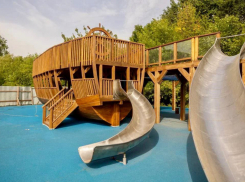 Детская площадка в «Дубках» Таганрога не выглядит безопасно