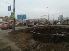 В Таганроге взрослые и дети вынуждены ходить по проезжей части из-за многолетней ямы