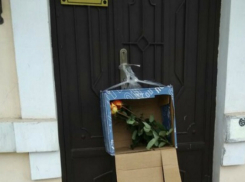 Коробка с цветами стала причиной перекрытия движения на Александровской в Таганроге