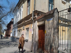 «Партер весь продан! Остались только боковые»: чиновники предлагают пенсионерам чинить историческое здание за свой счет