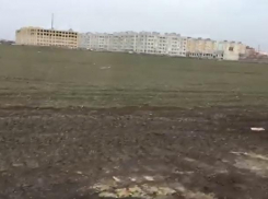 5 лет без дороги: родителей учеников 39-й школы Таганрога по-прежнему беспокоит небезопасный маршрут к знаниям