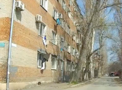 Побег таганрожца из окна дома сняли на видео и обсудили в сетях