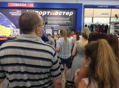 В магазине «Спортмастер», что в ТЦ «Мармелад», в очередях у касс скопление народа 