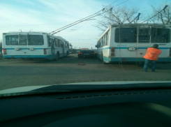В Таганроге на кольце произошла авария троллейбуса и «Ауди»