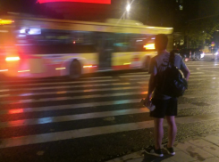 Таганрожец на пешеходном переходе не увернулся от машины