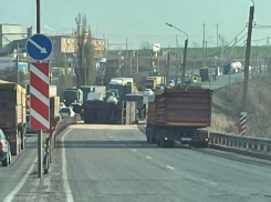 На трассе Ростов-Таганрог перевернулся зерновоз 