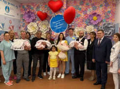 Дарина, Арина и Таисия: таганроженка выписалась из роддома с тройней