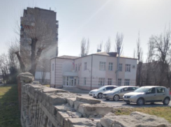 Контраст искусства: музыкальная школа в Таганроге выглядит как сказка, но забор — тихий ужас 