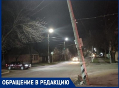  «На соплях, до первого ветра!»: жителей улицы Театральная в Таганроге напугал фонарный столб