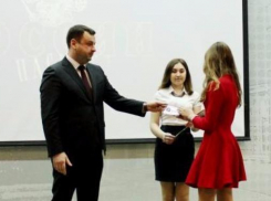 34 юных таганрожца получили паспорта из рук первых лиц города