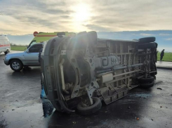 10 человек пострадали в ДТП с микроавтобусом и легковым автомобилем на трассе под Таганрогом 