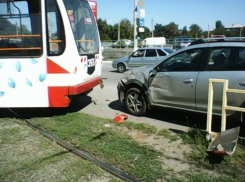 В Таганроге трамвай, сойдя с рельс,  протаранил легковушку