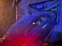 Прямой наводкой: элитный «Мерседес» снёс дом под Таганрогом - появилось видео в Сети