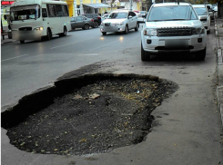 Свежеуложенный асфальт провалился на центральной улице в Таганроге