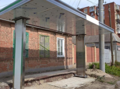 В Таганроге начали устанавливать современные остановочные автопавильоны