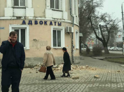 В Таганроге в центре, на Петровской,  отвалился кусок от дома