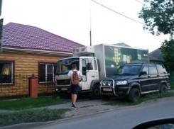За парковку на тротуаре таганрожцы предложили наказывать рублем