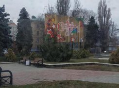 На дворе весна, а таганрожцев до сих пор поздравляют с Новым годом