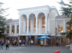 Давайте в этот праздничный день прогуляемся по Таганрогу 