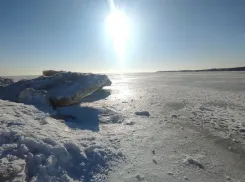 «Птички моржуют»: таганроженка поделилась эффектными фотографиями зимнего пляжа