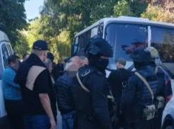 На Центральном рынке Таганрога прошел масштабный рейд: арестованы авто незаконных торговцев, вручены повестки в военкомат