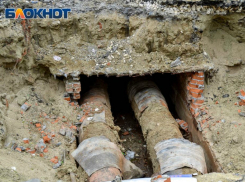 «Люди будут с водой»: «Водоканал» устраняет порыв, из-за которого в Таганроге провалился асфальт
