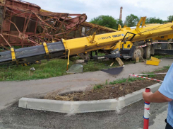 На ТАНТК им. Бериева рухнул автокран: говорят, «брат» того, что сгорел от прикосновения к ЛЭП