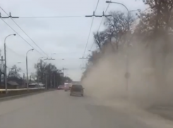 В Таганроге от уборки дорог становится только грязнее