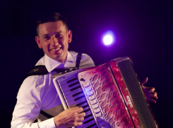 Аккордеонист Александр Поелуев подарил ещё один клип о Таганроге в День города 