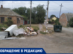 «Крысы в хате завелись»: стихийную помойку устроили соседи под окнами таганрожца-инвалида