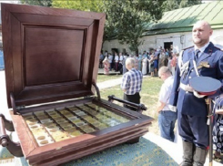В Ростовский кафедральный собор передали найденные в Таганроге мощи святых