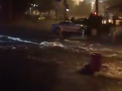 В Ростове -на-Дону девочку потоком воды затянуло под автомобиль