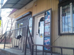 Просроченный товар детям продают в ларьке возле школы №32 в Таганроге