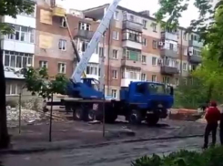 Жители Таганрога поймали строителей на нарушении техники при восстановлении дома 
