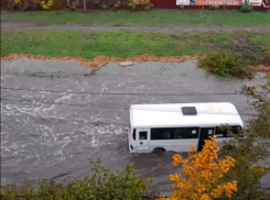 Люди и машины искали брод - дожди парализуют Таганрог из-за забитых ливнёвок