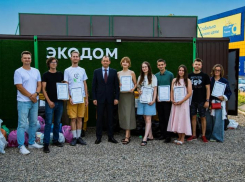 Волонтеров Таганрога поблагодарили за уборку побережья от мазута