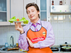 Ведущий шоу «Званый ужин»: три малоизвестных факта об уроженце Таганрога Александре Ковалеве