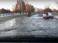 Коммунальщики устроили водные процедуры автомобилям на улицах Таганрога 